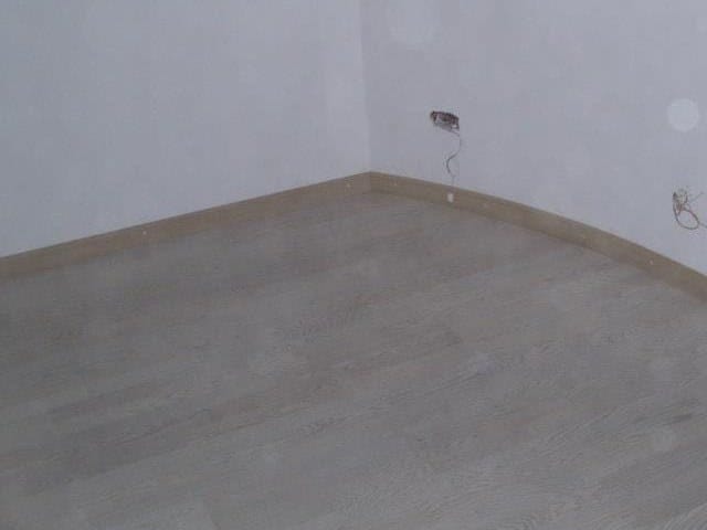 Parchet deschis la culoare montat de-a lungul peretelui - montaj parchet Brasov